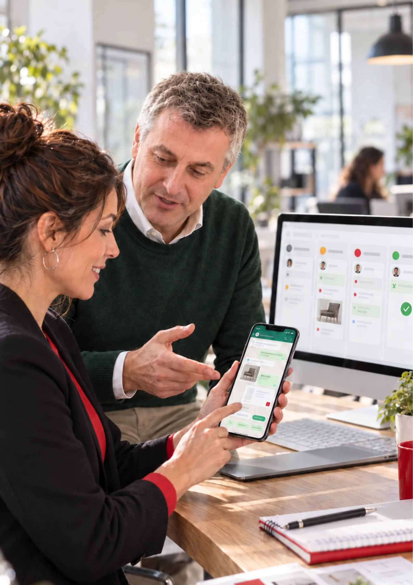 Fotografía del equipo de IA & Automatización trabajando con clientes